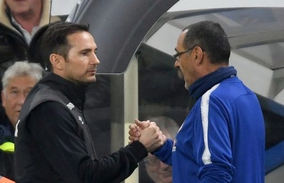 Lộ dấu hiệu HLV Sarri chính thức rời Chelsea ảnh 1