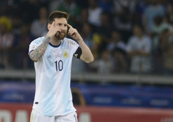 Lionel Messi vẫn bất lực trong nhiệm vụ “kéo” Argentina tiến đi. Ảnh: Getty Images