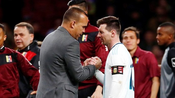 HLV Rafael Dudamel chia sẻ với Lionel Messi sau thất bại của Argentina hồi tháng 3. Ảnh: Getty Images