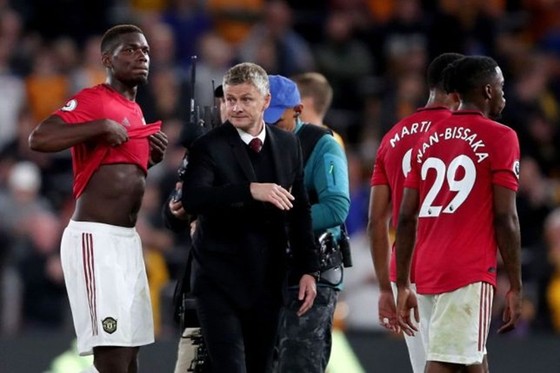 Pogba “đá bay” chiến thắng, HLV Solskjaer vẫn ủng hộ ảnh 1