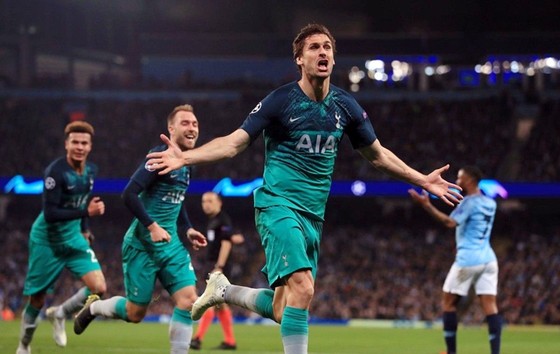 Fernando Llorente ghi bàn giúp Tottenham loại Man.City ở Chamopions League mùa qua. Ảnh: Getty Images  