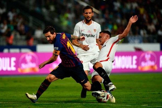 Barca và Sevilla chơi Siêu cúp năm ngoái tại Morocco. Ảnh: Getty Images