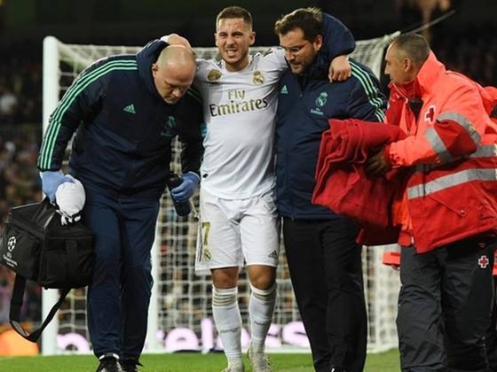 Eden Hazard khá đau đớn khi rời sân. Ảnh: Getty Images