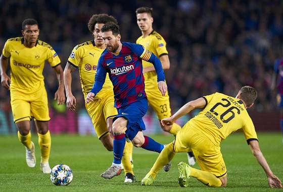 Lionel Messi trong một lần “nhảy múa” giữa vòng vây cầu thủ Borussia Dortmund. Ảnh: Getty Images