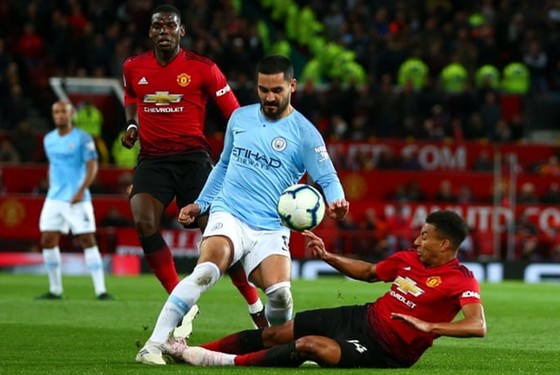 Khi Liverpool thẳng tiến đến ngôi vương, thành Manchester “cãi” nhau ai lớn hơn ảnh 1