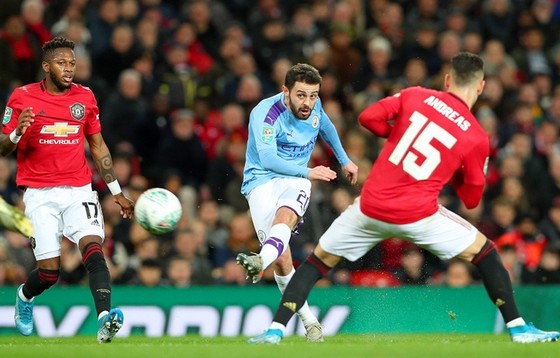 Hiểu rõ sự nguy hiểm từ các cú ra chân của Bernardo Silva, nhưng Man.United vẫn để anh thoái mái dứt điểm mở tỷ số. Ảnh: Getty Images    
