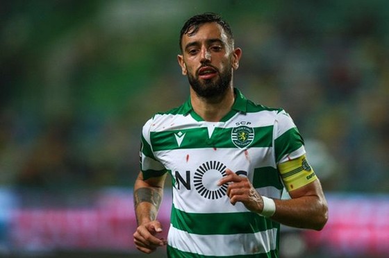 Young đã rời Man.United, nhưng Fernandes có thể không đến ảnh 1