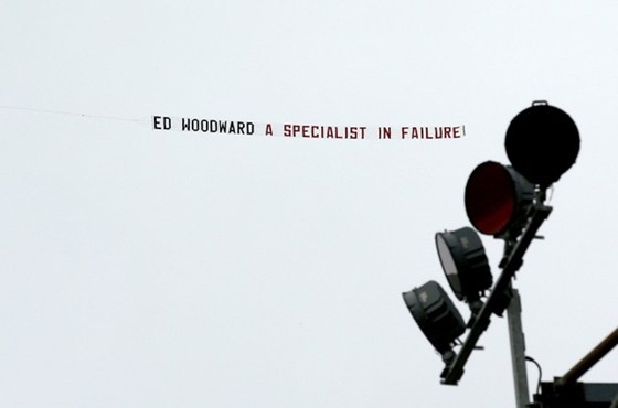 Một nhóm CĐV tấn công nhà Phó chủ tịch Ed Woodward ảnh 1