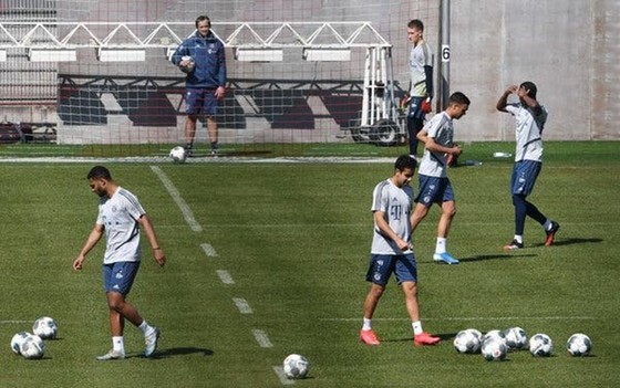Cầu thủ Bayern Munich đang tập luyện chờ ngày trở lại. 