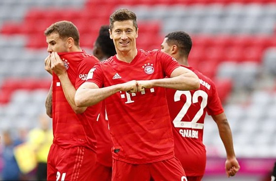 Robert Lewandowski tiếp tục phong độ ghi bàn xuất chúng để giúp Bayern tiến sát chức vô địch. Ảnh: Getty Images
