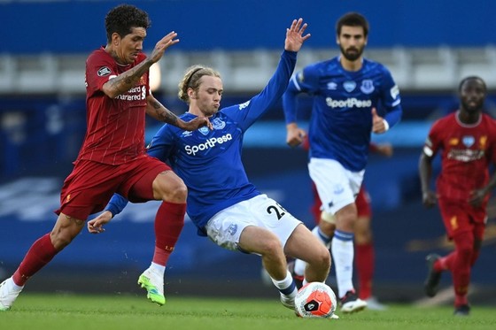 Liverpool bị Everton chia điểm trong một cuộc chiến chặt chẽ. Ảnh: Getty Images