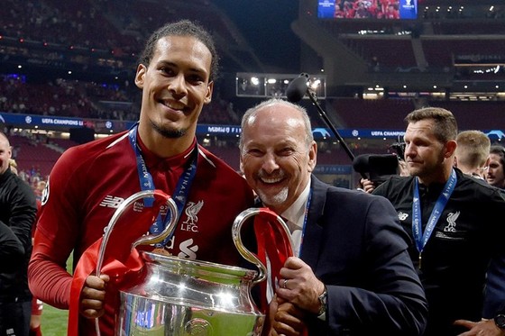 Peter Moore mừng chức vô địch Champions League cùng Liverpool. Ảnh: Getty Images