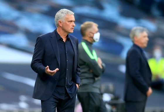 HLV Jose Mourinho đã sớm phải đối mặt thất bại. Ảnh: Getty Images