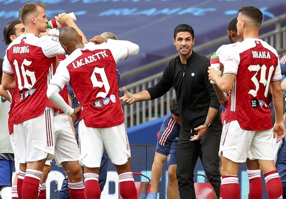 HLV Mikel Arteta đang cố chấn chỉnh thái độ của các học trò. Ảnh: Getty Images
