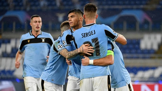 Lazio trở lại vòng knock-out sau 20 năm, Ronaldo đưa Juve vượt qua Barca của Messi ảnh 1