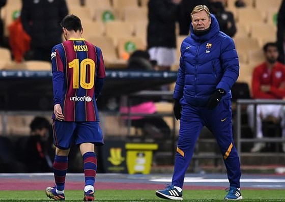 Lionel Messi lầm lũi rời sân còn HLV Ronald Koeman và Bareclona mất danh hiệu. Ảnh: Getty Images  