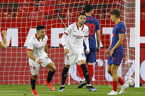 Atletico Madrid lại có pha vấp ngã khác tại La Liga khi thua ở Sevilla. Ảnh: Getty Images