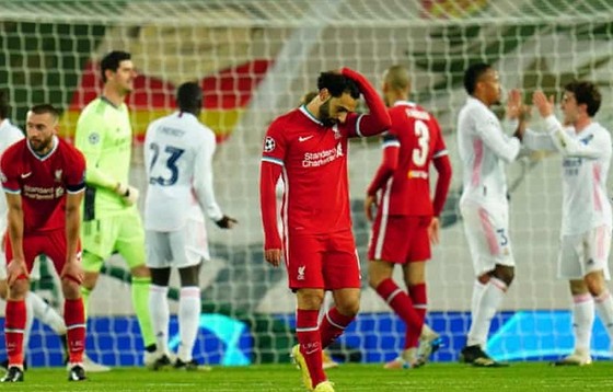 Mohamed Salah hoang phí cơ hội là hình ảnh tiêu biêu của Liverpool sa sút. Ảnh: Getty Images        