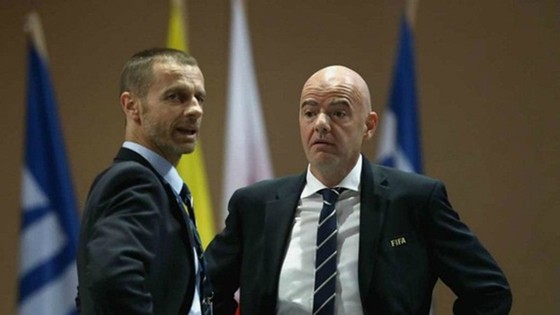 Chủ tịch FIFA, Gianni Infantino (phải) và Chủ tịch UEFA, Aleksander Ceferin vừa nhận được yêu cầu đàm phán.
