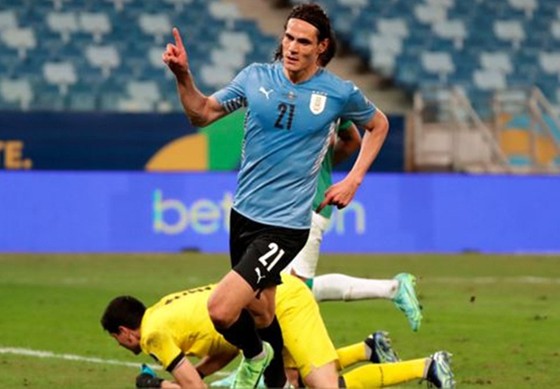 Edinson Cavani ghi bàn thắng đầu tiên cho tuyển Uruguay kể từ tháng 11 năm ngoái.