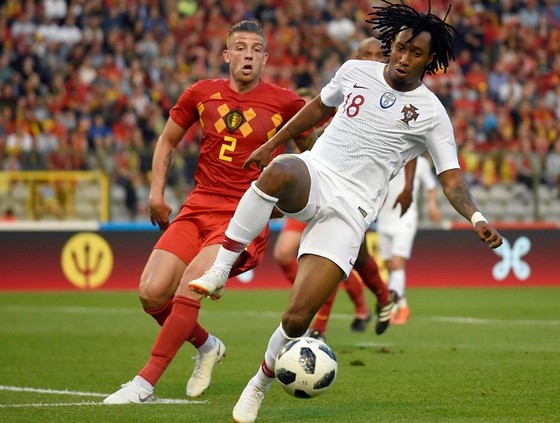 Toby Alderweireld ngăn đợt tấn công của Bồ Đào Nha trong giao hữu gần nhất hòa 0-0 năm 2018.