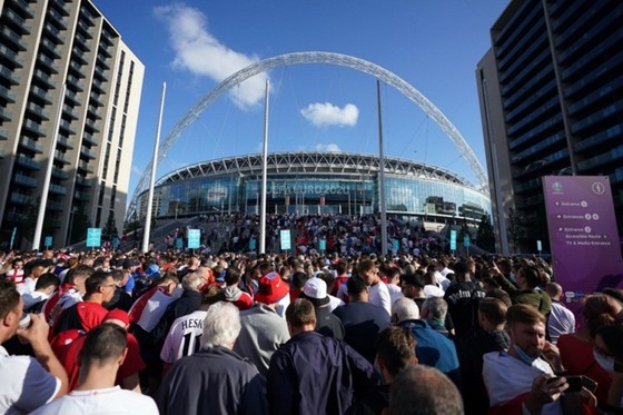 Biển người đổ về sân Wembley trước trận bán kết vào thứ tư.