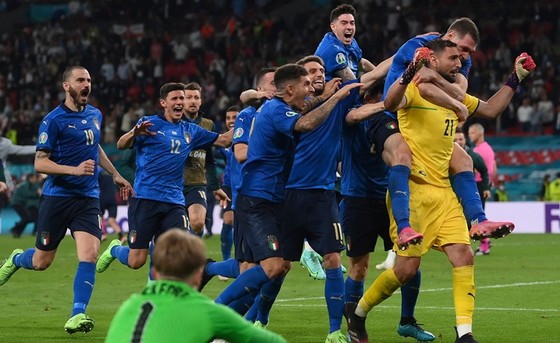 Thủ thành Gianluigi Donnarumma sắm vai người hùng dẫn dắt Italy đến vinh quang.