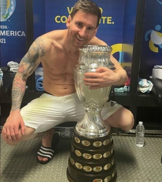 Messi cuối cùng cũng thắng Ronaldo…trên mạng xã hội ảnh 1
