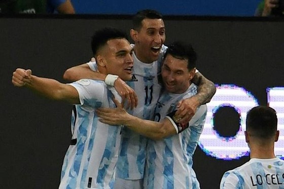 Lionel Messi và Lautaro Martinez ăn mừng bàn thắng.