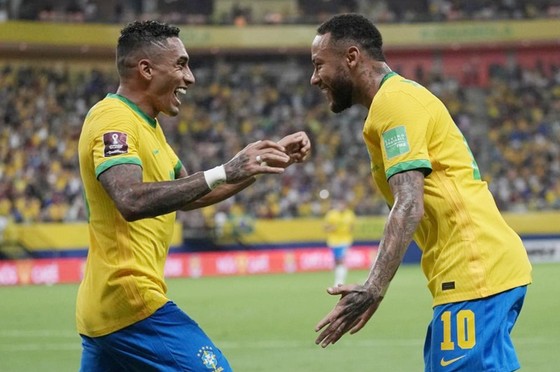 Raphinha (trái) và Neymar tỏa sáng để giúp Brazil thắng lớn.