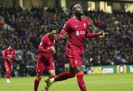 Man.City gục ngã trên chấm phạt đền ảnh 1