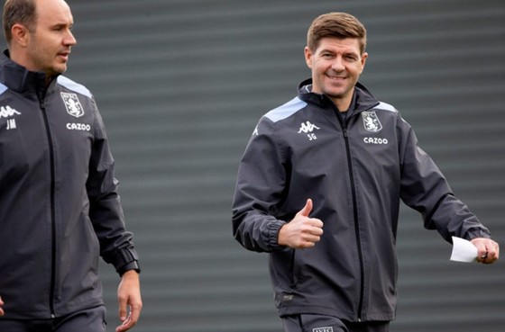 Steven Gerrard khá tự tin khi bắt đầu buổi tập cùng Aston Villa. Ảnh: Getty Images