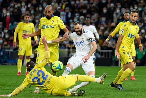 Karim Benzema khó khăn trong vòng vây cầu thủ Cadiz.