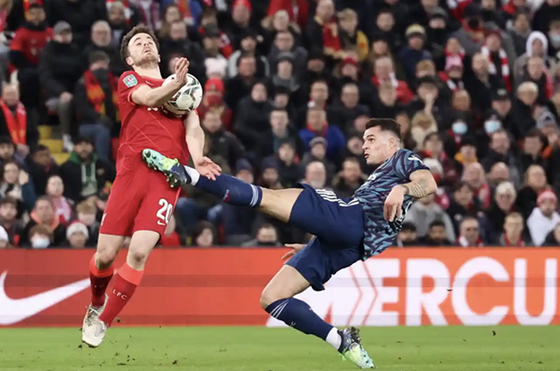 Arsenal cầm chân Liverpool trong thế thiếu người ảnh 1