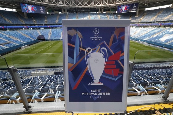 UEFA có thể tước quyền đăng cai trận chung kết Champions League 2022 của thành phố Saint Petersburg (Nga).