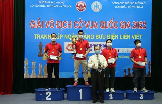 Ban tổ chức đã trao thưởng cho kỳ thủ vô địch nội dung tiêu chuẩn. Ảnh: Liên đoàn cờ vua VN