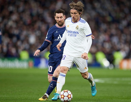 Luka Modric không chỉ kiến tạo cho đồng đội ghi bàn trước PSG, còn hóa giải Lionel Messi.
