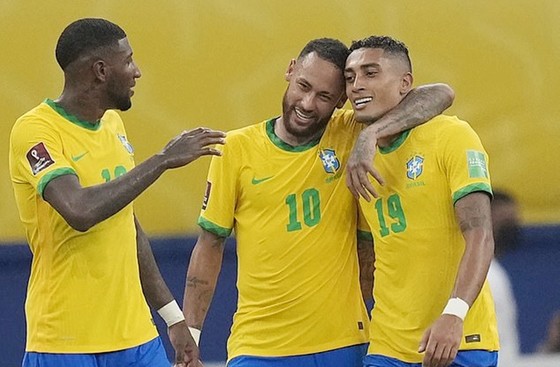 Neymar (giữa) hy vọng sẽ tìm lại niềm vui khi trở về tuyển Brazil.