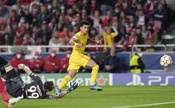 Luis Diaz ghi bàn ấn định chiến thắng rất quan trọng cho Liverpool.