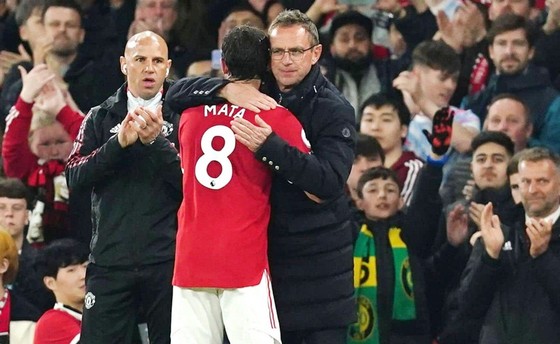 Ralf Rangnick dành sự chia tay nồng ấm cho Juan Mata. Ảnh: Getty Images