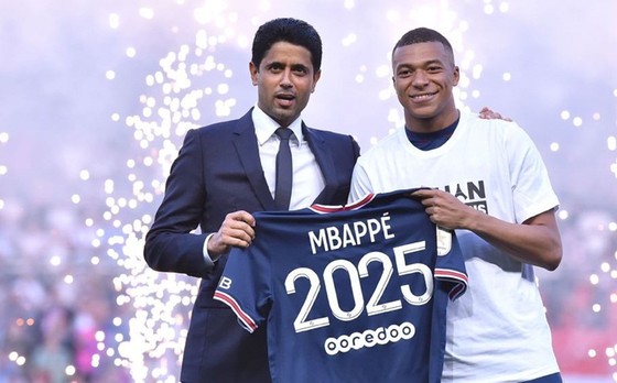 Kylian Mbappe “quay xe” với Real Madrid để ký mới 3 năm với PSG.