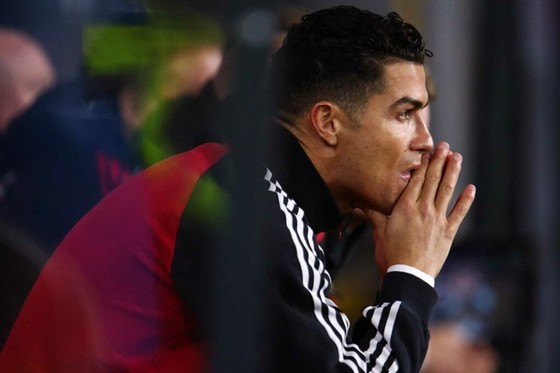 Cristiano Ronaldo trở lại sân tập Carrington để xem các đồng đội đánh bại Wrexham 4-1.