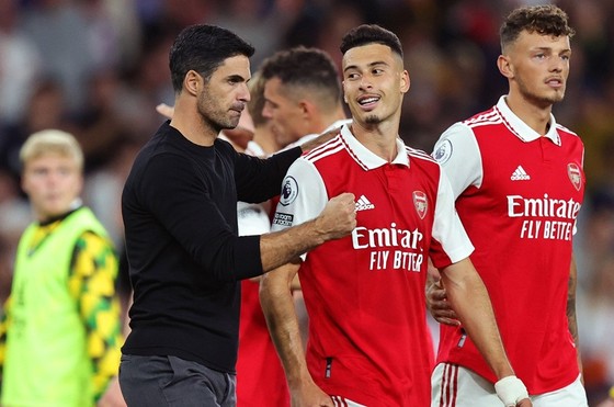 Arsenal kiên cường giữ ngôi đầu ảnh 1
