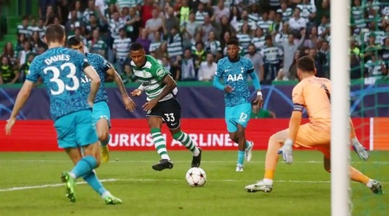 Sporting Lisbon nhấn chìm Tottenham trong 3 phút bù giờ.