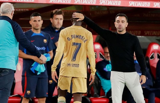 Vẫn là Lewandowski ghi bàn, HLV Xavi ghi kỷ lục ảnh 1
