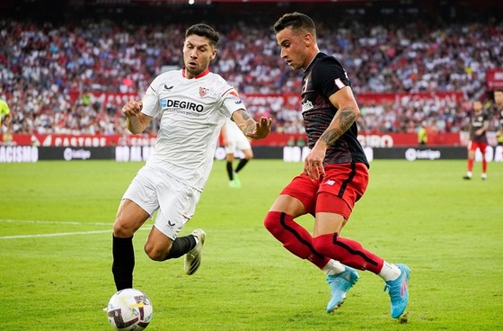 Sevilla (trái) chỉ giành được kết quả hòa trước một Athletic Bilbao có phong độ cao.
