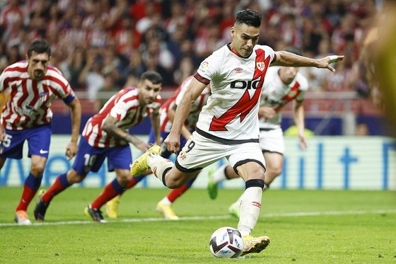 Radamel Falcao sút thắng phạt đền chặn đứng đà thắng của đội bóng cũ Atletico Madrid.