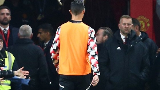 Ten Hag sẽ “xử lý” Ronaldo sau hành động rời sân dù chưa hết trận ảnh 1