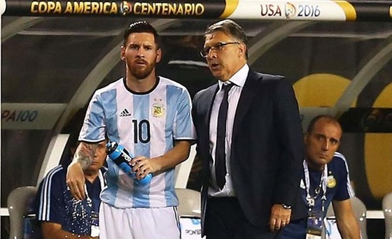 Không thể giúp Lionel Messi thắng danh hiệu cùng đội tuyển, HLV Gerardo Martino giờ sẽ phải ngăn anh ở cơ hội cuối cùng tại World Cup.