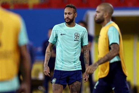 Neymar tỏ ra khá thoải mái trên sân tập.